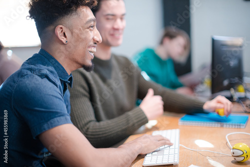 Canvas Print Colleagues working together in office
