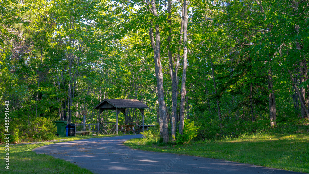 Foto de Picnic table and resting place for people visiting a popular