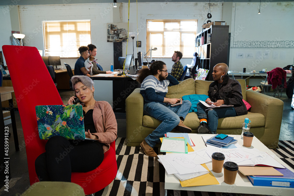 Obraz premium Friends working together in cosy office