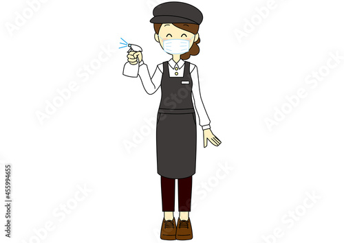 マスクをしてアルコール除菌する女性店員