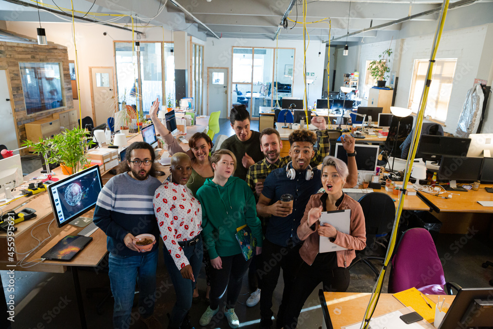 Obraz premium Team posing in office, smiling