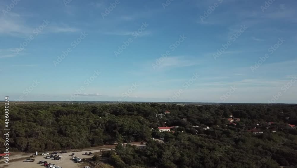 Videoaufnahme mit Drohne über eine Mittelmeerlandschaft in Südfrankreich Videoaufnahme mit Drohne über eine Mittelmeerlandschaft in Südfrankreich