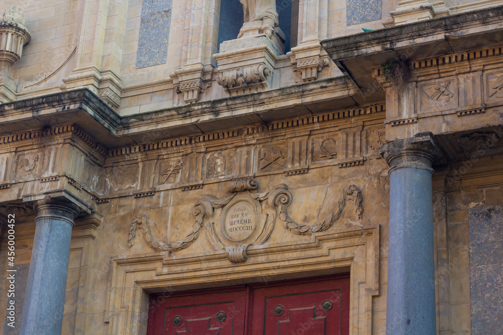 Detalle  escudo con laureles fachada edificio romanico