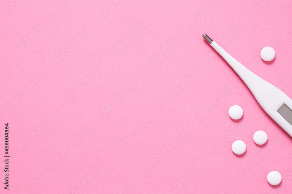 薬と体温計 ピルなどの避妊薬 ピンク背景 薬と体温計 ピルなどの避妊薬 ピンク背景