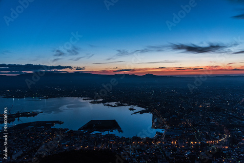 函館山山頂から望む夜明け間際の函館市街
