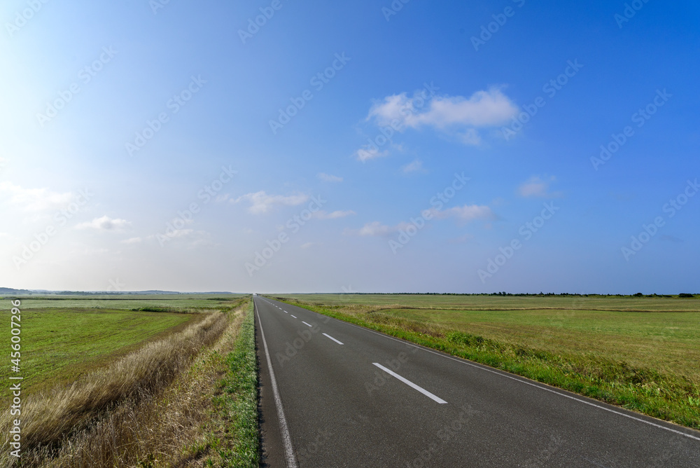 地平線まで伸びるまっすぐな道 北海道猿払村 エヌサカ線 地平線まで伸びるまっすぐな道 北海道猿払村 エヌサカ線