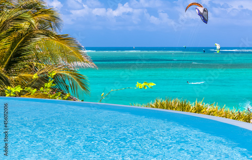 Piscine bleue avec vue sur lagon paradisiaque 