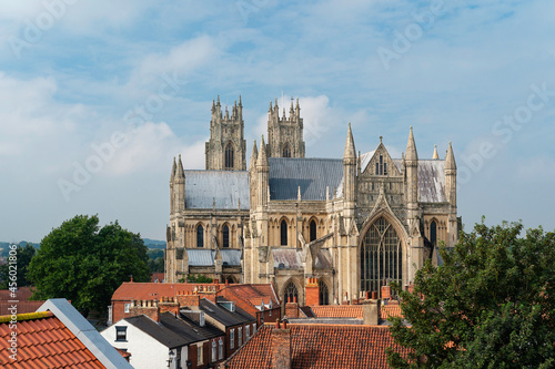 Φωτογραφία Roof top view of ancient minster against bright summer sky