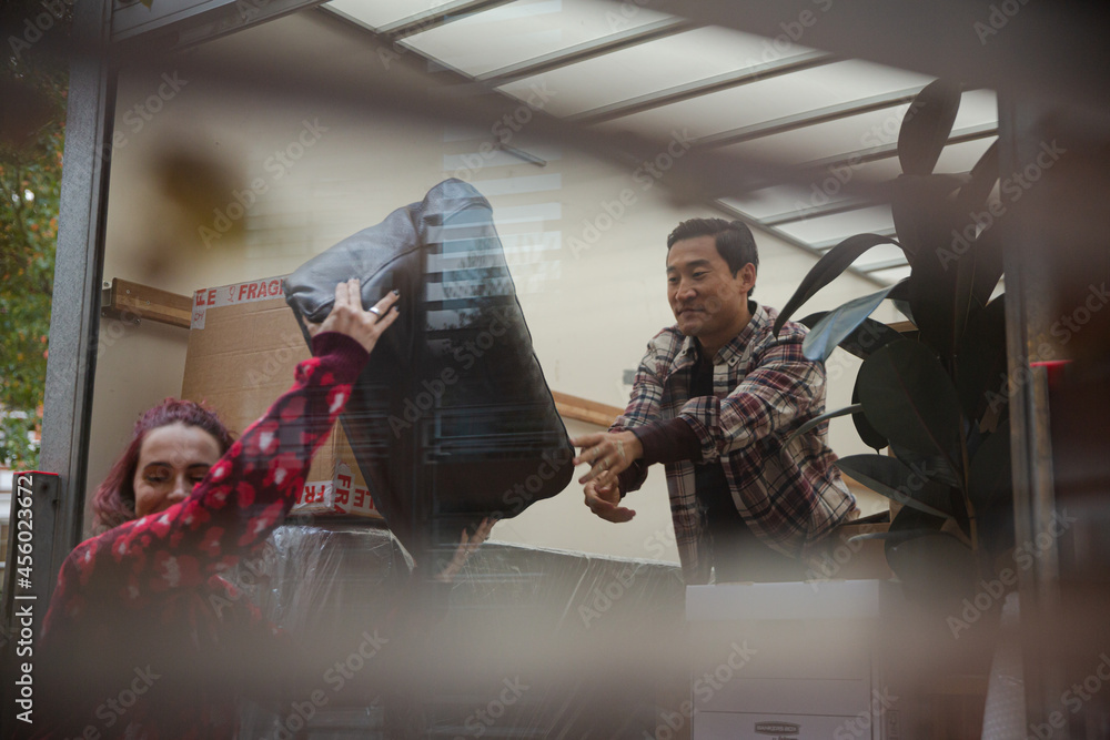 Naklejka premium Friends moving, unloading moving van