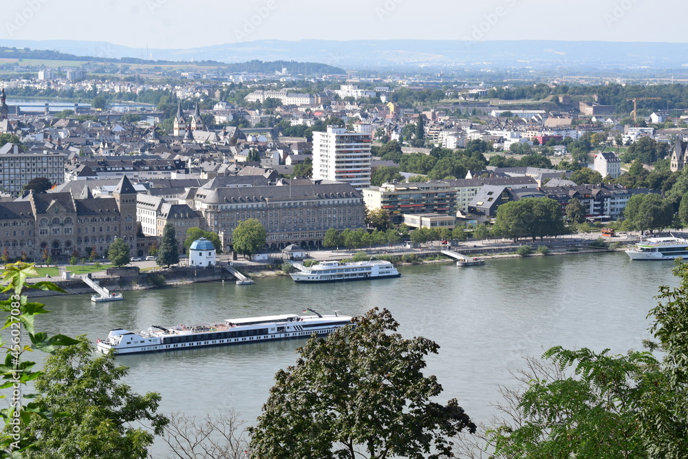 Rheinufer in Koblenz mit Schiffen