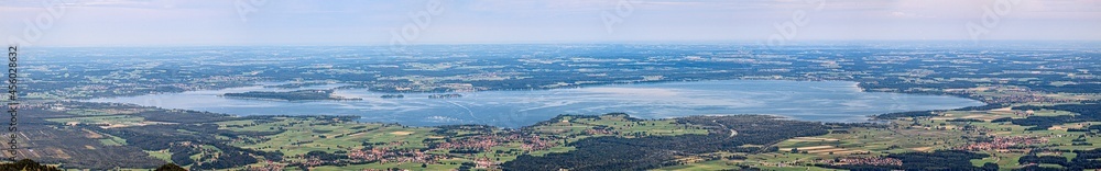 Fototapeta premium Blick vom Hochfelln zum Chiemsee