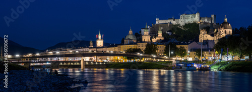 Salzburg bei Nacht photo