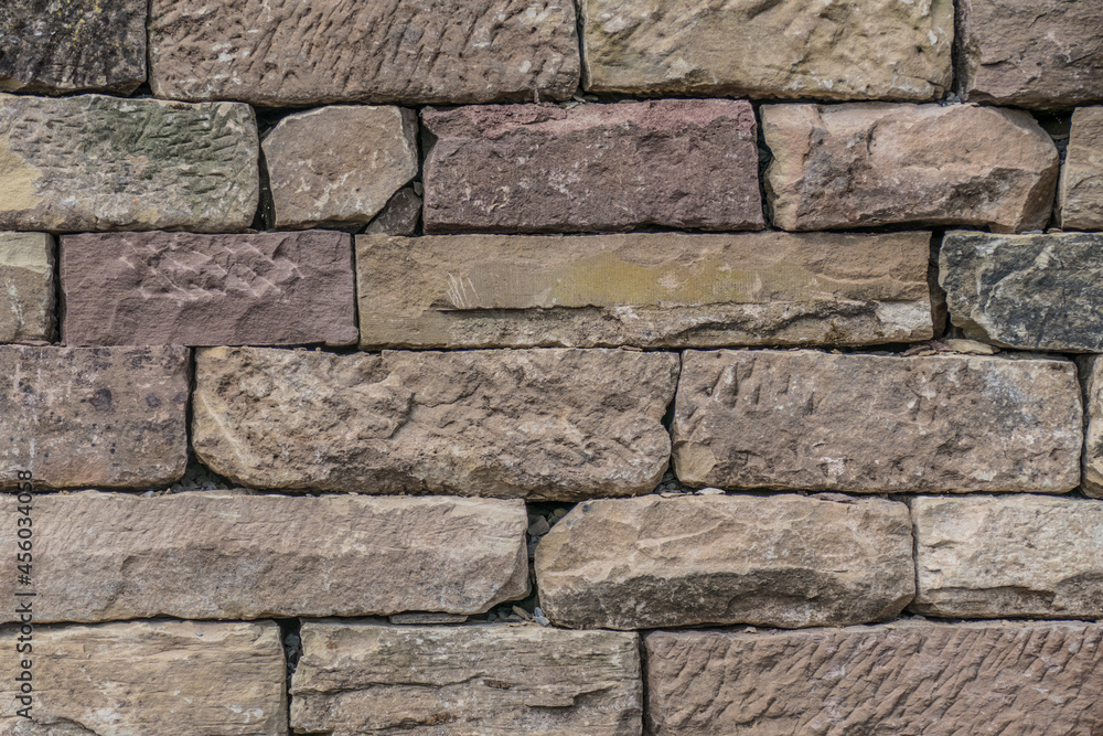 Fototapeta premium Neu erbaute Trockenmauer aus Sandsteinen