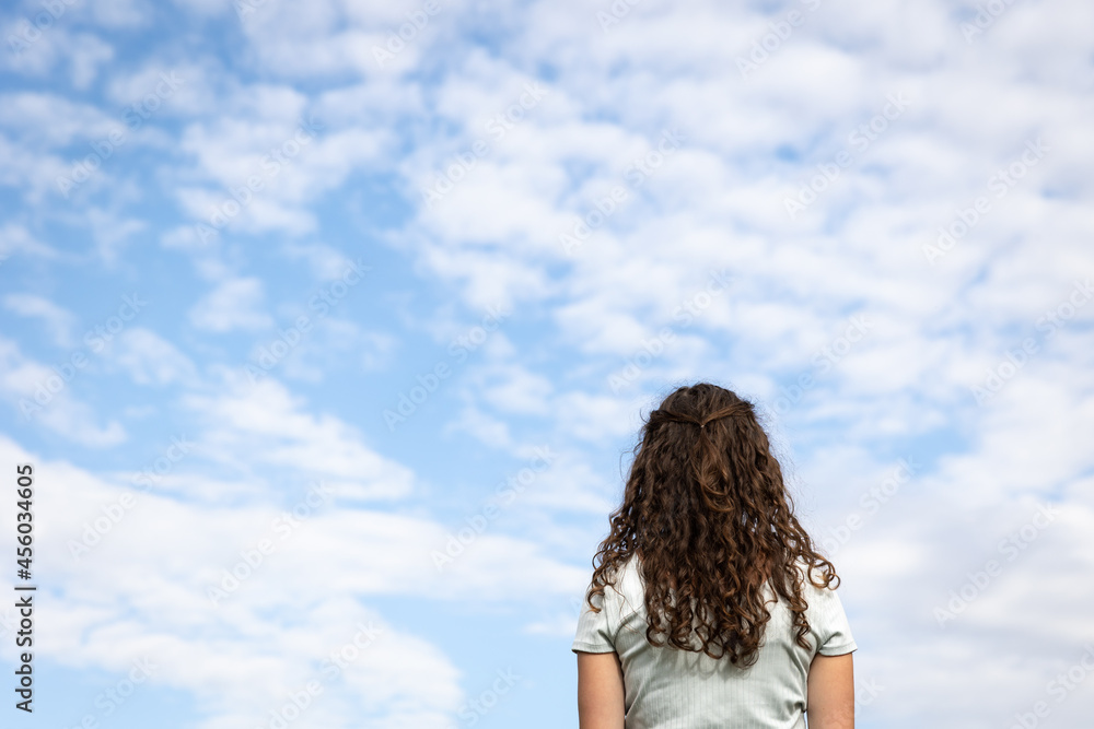 Obraz premium Young woman looking at the sky