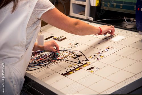 Obraz na płótnie the worker tests for the definition of quality part of the wiring for cars at a modern plant in a production workshop w salonie