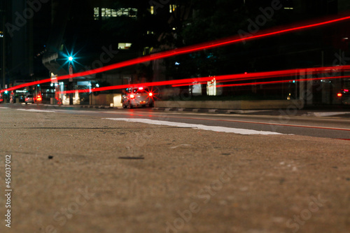 Faróis de carros em movimento em avenida movimentada, Fotografia noturna de veículos em movimento - Longa exposição photo
