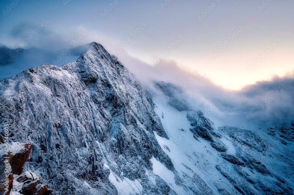 Berge im Winter bei Sonnenaufgang