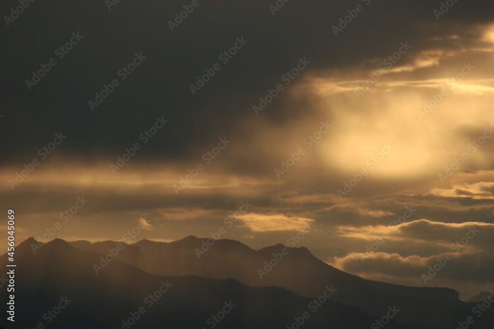 Cielo nuboso al atardecer y montañas. Comarca del Noroeste de Murcia (España).