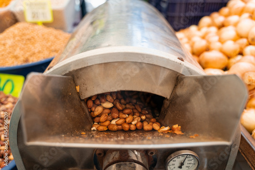 Valokuva Roasting and blanching peanuts