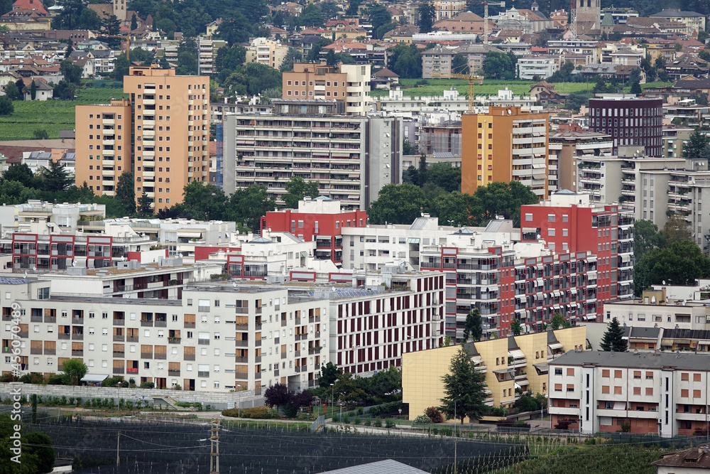 Fototapeta premium Wohnblocks in Bozen