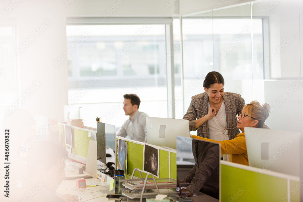 Obraz premium Business people brainstorming in open plan office