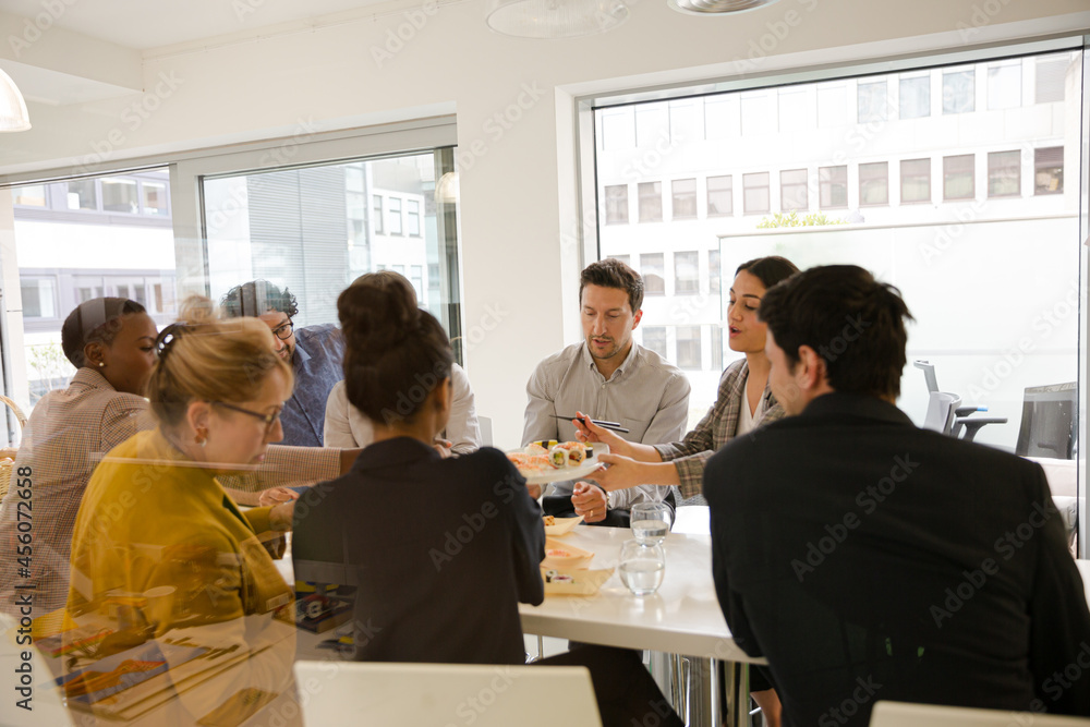 Obraz premium Business people enjoying sushi lunch