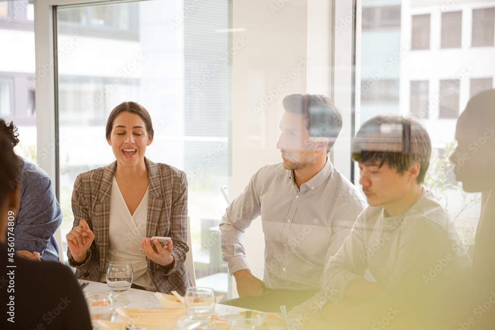 Obraz premium Business people enjoying sushi lunch in conference room