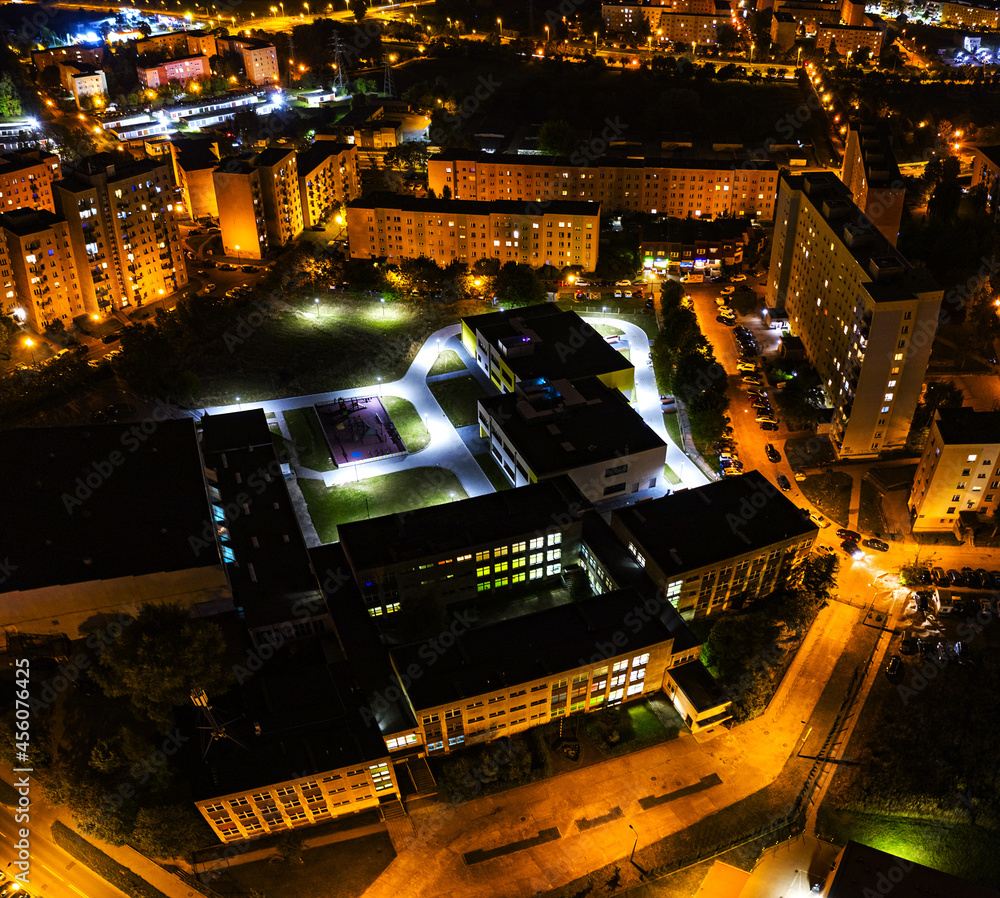 Nocny widok z lotu ptaka, oświetlona Szkoła Podstawowa nr 20 na osiedlu Manhattan, Gorzów Wielkopolski	 - obrazy, fototapety, plakaty 