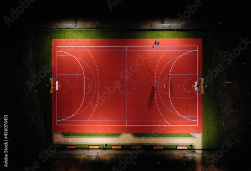 Boisko do gry w piłkę i koszykówkę, orlik na osiedlu Manhattan, podświetlone nocą, miasto Gorzów Wielkopolski © Be