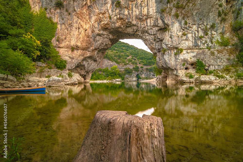 Vue de Vallon Pont d'Arc, site touristique en Ardèche, Sud de la France. Vue de Vallon Pont d'Arc, site touristique en Ardèche, Sud de la France.