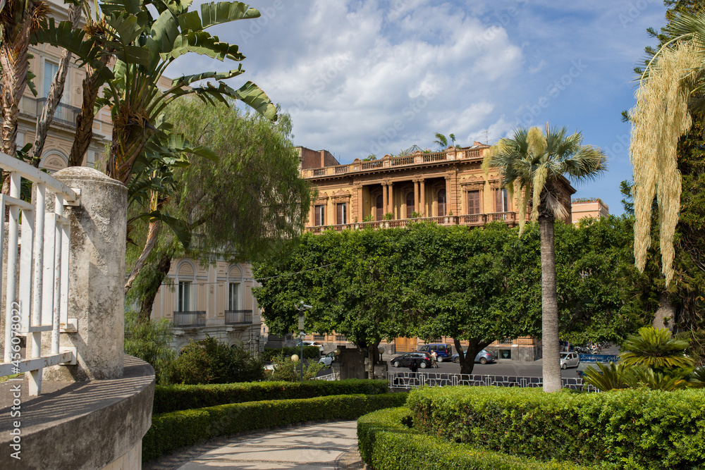 Fototapeta premium widok na fasadę budynku i palmy