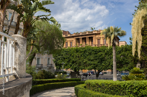 widok na fasadę budynku i palmy