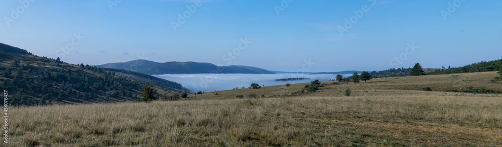 Edredon de nuages sur les gorges du Tarn depuis le Causse de Sauveterre (Lozère, Occitanie, France) Edredon de nuages sur les gorges du Tarn depuis le Causse de Sauveterre (Lozère, Occitanie, France)