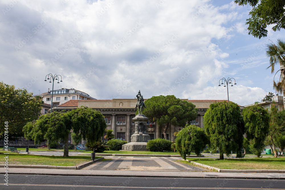 Pomnik wśród zieleni, w centrum miasta Katania, na Sycylii, we Włoszech.