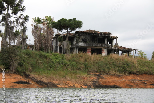 Foto Guatapé Pueblo De Zócalos, Piedra El Peñol, Antioquia, Colombia