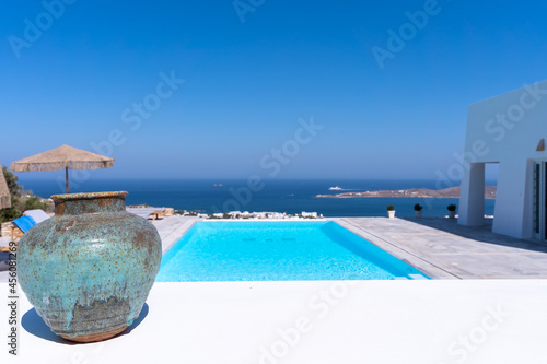 Obraz na plátne Infinity pool with azure water