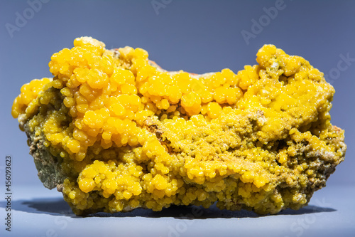 Fotografie Crystals of mimetite, lead arsenate chloride mineral (Pb5(AsO4)3Cl) which forms as a secondary mineral in lead deposits, usually by the oxidation of galena and arsenopyrite
