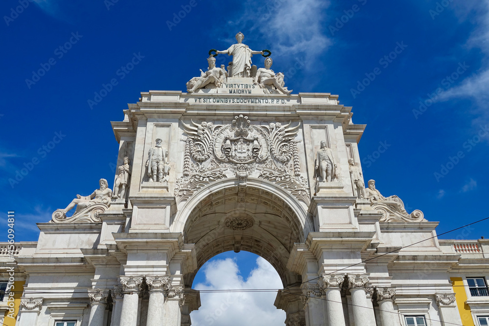 Fototapeta premium Rua Augusta Triumphal Arch, which gives access to the Baixa neighborhood in Lisbon (Portugal)