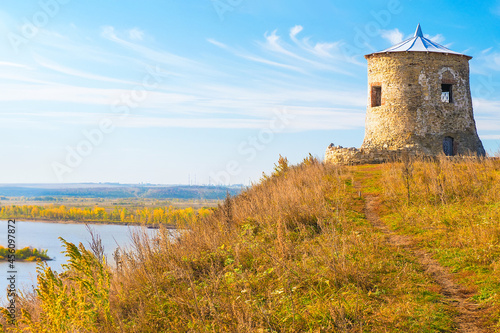 Tableau sur toile Tower of an ancient Bulgarian fortress on hill, bank of the Kama River, Elabuga, Russia