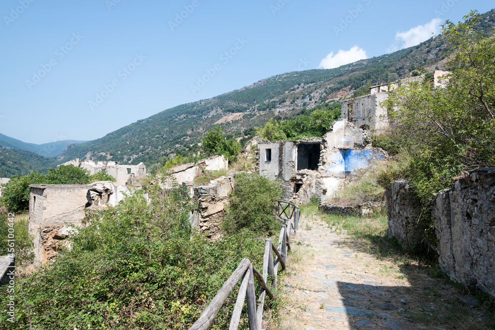 Der verlassene Ort Gairo Vecchia in den Bergen von Sardinien. Ein Urbex Paradies, das die Natur von einem Moment auf den anderen Erschaffen hat. Der verlassene Ort Gairo Vecchia in den Bergen von Sardinien. Ein Urbex Paradies, das die Natur von einem Moment auf den anderen Erschaffen hat.