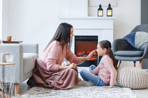 Young mother and daughter r...