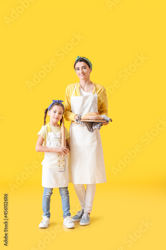 Young mother and daughter w...