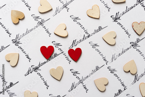Foto wooden hearts - some hand painted red - on a white background with the french wo
