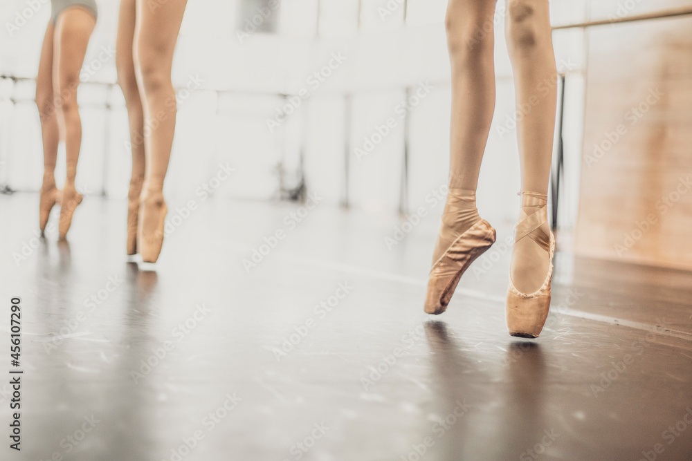 ballerinas on pointe at ballet training ballerinas on pointe at ballet training
