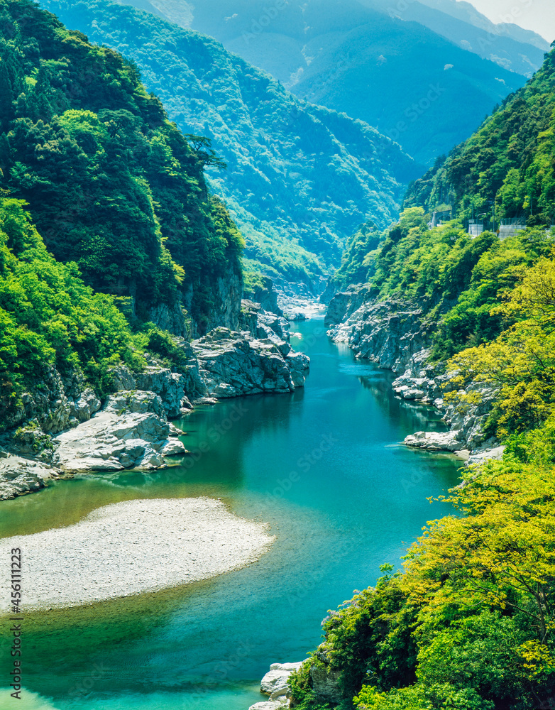 徳島県　山城町　新緑の吉野川と小歩危渓谷