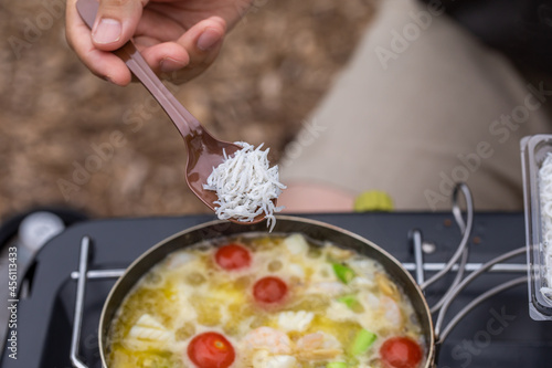 アヒージョ　キャンプ飯　外で過ごす休日　おうちじかん　にんにく料理　おそとごはん photo