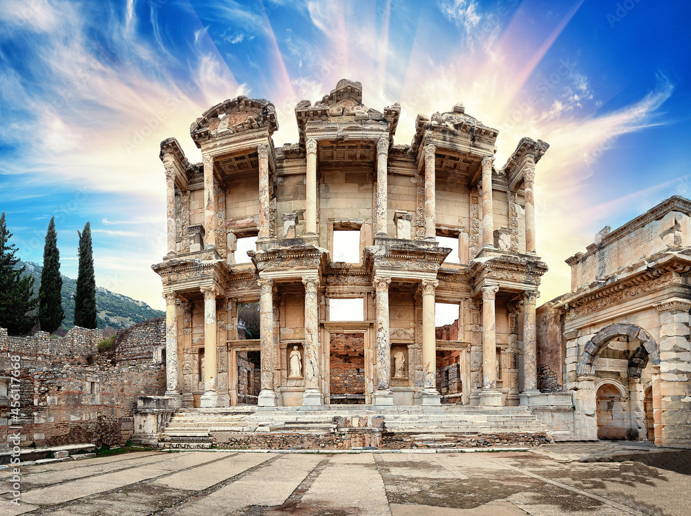 Obraz premium Facade of antique library of Celsus in Ephesus under dramatic sky