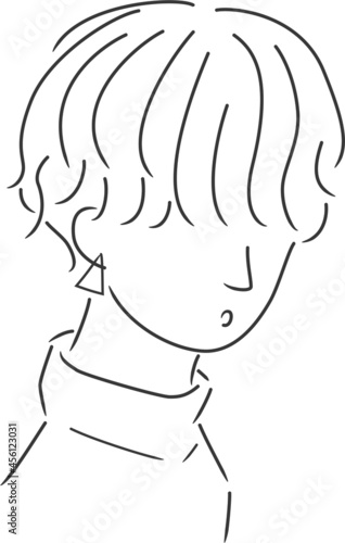 三角形のピアスをつけたショートパーマの女の子