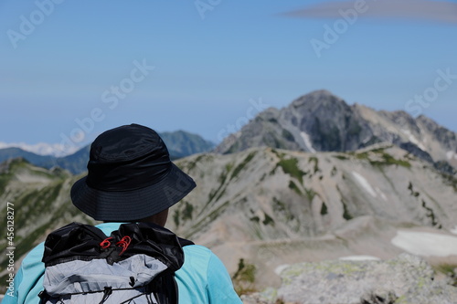 山の頂と登山者
