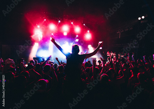 Spectateur en folie lors d'un concert de rap dans un festival de musique